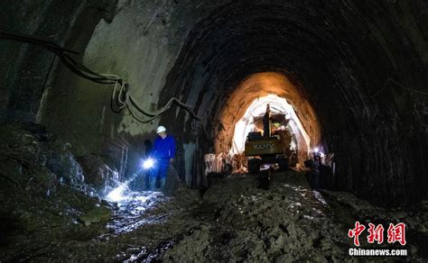 在建川藏铁路拉萨至林芝段全线47座隧道全部贯通 拉林铁路将在2021年建成通车_新闻中心_中国网