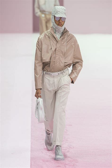 Dior告诉你2020男生怎么穿~~2020春夏巴黎男装周——DiorHomme发布会|发布会|巴黎男装周|男生_新浪新闻