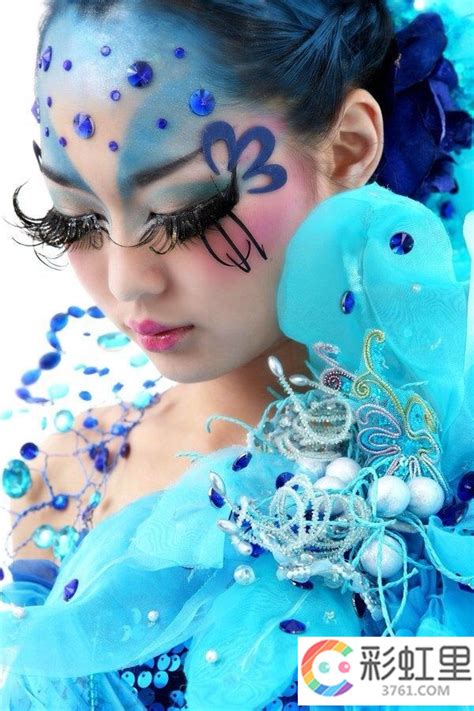 阿娇蓝色大海美人鱼造型，穿吊带露背闪光裙梦幻唯美，魅惑撩人！