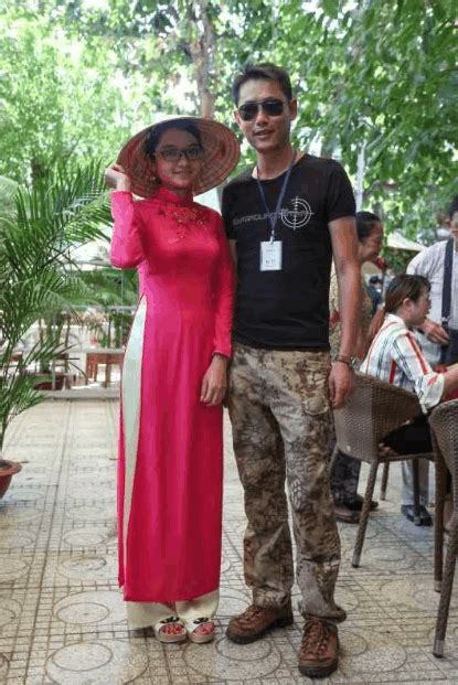 越南私人美女导游，200块都有什么服务？当地人说出实情_腾讯视频