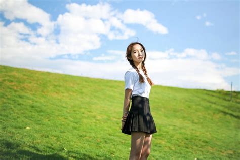 甜美女生草地头像图片