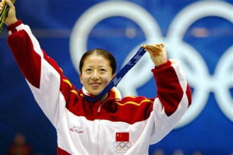 获得第一枚冬奥会金牌的中国运动员是谁？_360问答