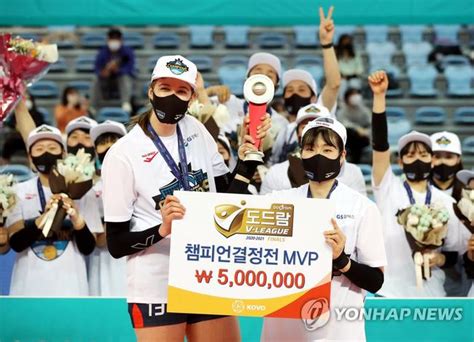 韩国女排联赛GS加德士夺冠 赛季三冠李素英MVP_手机新浪网