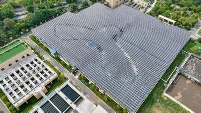 100平太阳能光伏发电多少瓦(100平方太阳能发电板一天能发多少度电) - 太阳能光伏板