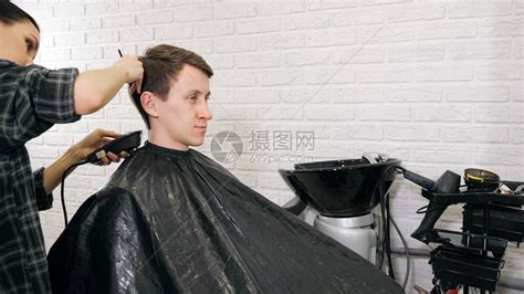 创意女理发师在理发厅高清图片下载-正版图片507326813-摄图网