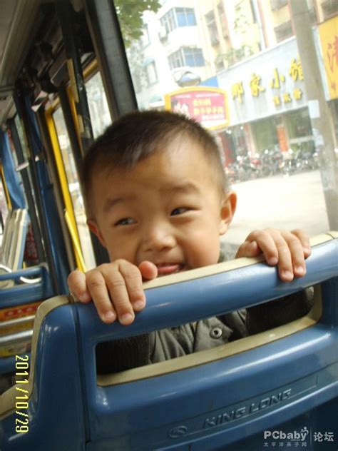 快乐可爱的孩子坐公共汽车上学素材图片免费下载-千库网