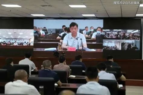 泰州：“吃豪宴下跪”官员被免职_ 视频中国