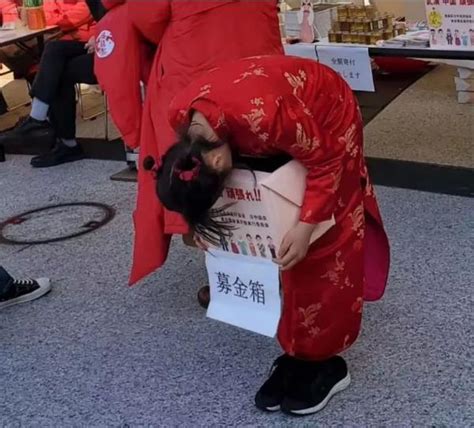 日本女孩身穿旗袍 90度鞠躬为中国募捐-大河网