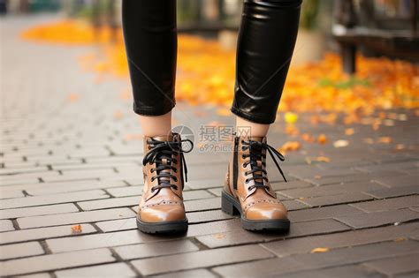 时尚步履的女士皮靴高清图片下载-正版图片600726519-摄图网