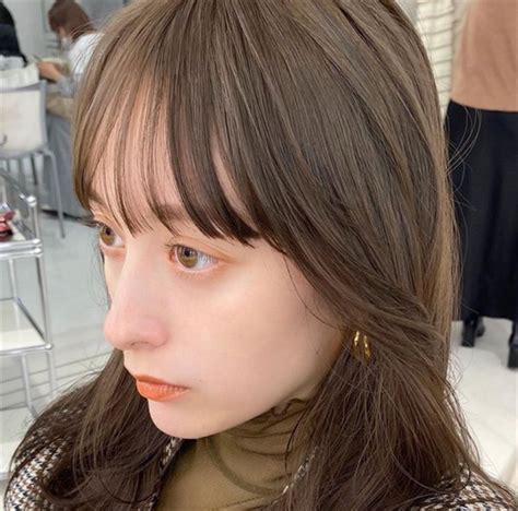 温柔棕发女生头像