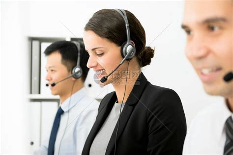 作为电话推销员或客户服务人员在呼叫中心工高清图片下载-正版图片502616393-摄图网