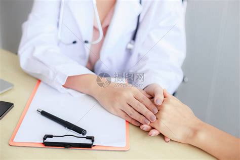 友好的亚洲女医生手牵女病人的手高清图片下载-正版图片503870001-摄图网
