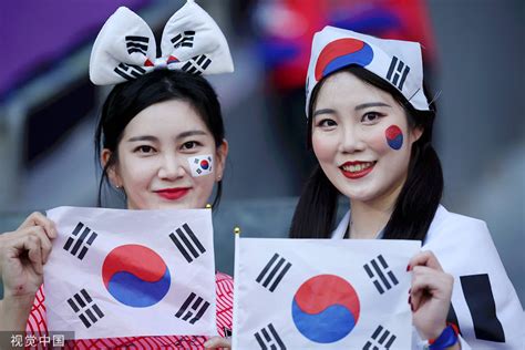 高清图：韩国VS加纳赛前 球迷四叶草头套俏皮可爱-搜狐大视野-搜狐新闻