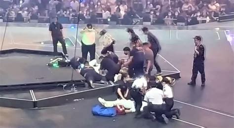 大雨中的表演舞台事故不断：NCT朴志晟滑倒，肩部头部似是受创 : KpopStarz娱乐