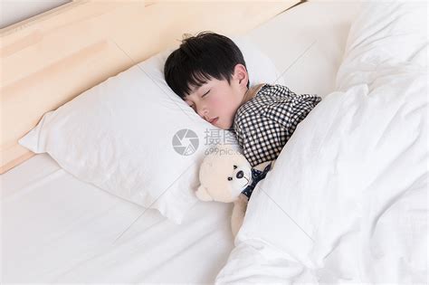 睡觉的小男孩高清图片下载-正版图片501145660-摄图网