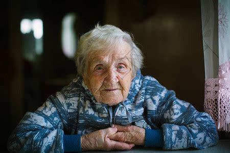 孤独沉睡的老女人的肖高清图片下载-正版图片506182642-摄图网