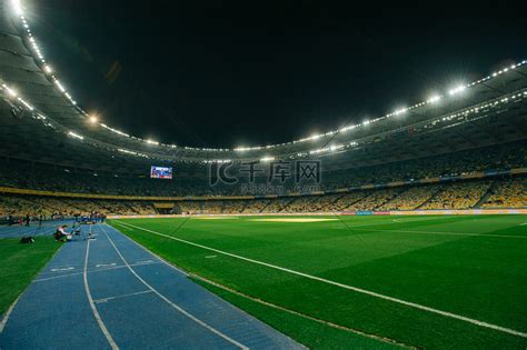 2020 年欧洲杯预选赛乌克兰对葡萄牙在奥林匹克体育场的足球比赛高清摄影大图-千库网