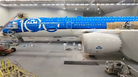 荷兰皇家航空公司的第一架波音787-10涂装全过程_腾讯视频
