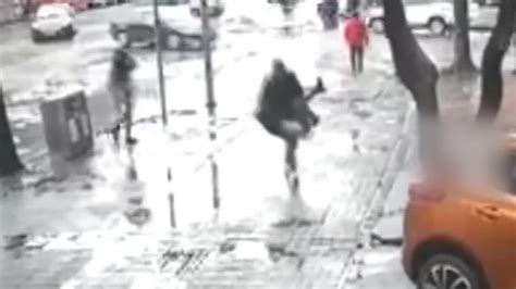 男子当街摔打女子，柳州警方：系情侣，女方不追究法律责任_凤凰网视频_凤凰网