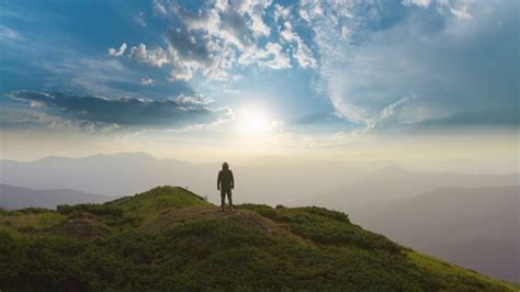 一个人站在山顶，映衬着美丽的夕阳。时间流逝—高清视频下载、购买_视觉中国视频素材中心