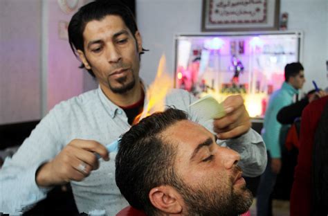 巴基斯坦理发师用火理发，场面壮观每天客人络绎不绝
