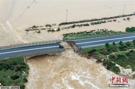 江西上饶一景观桥被洪水冲垮 桥面翻折设施被冲走_凤凰网