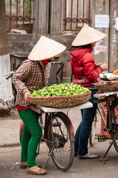 中越边境老凯街上的水果摊贩戴着NonLa或越南帽子的越南妇女街头小贩高清图片下载-正版图片504314463-摄图网