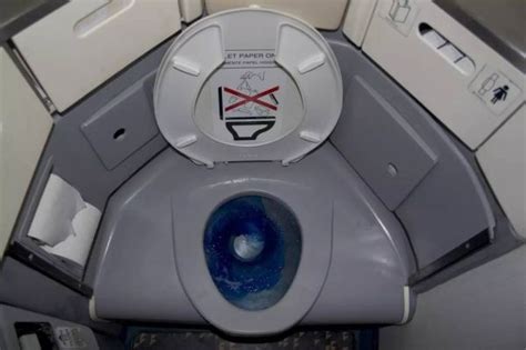 飞机上的厕所怎么处理人的粪便与尿等垃圾,火车呢-人在火车和飞机上拉的粪便怎么处理？