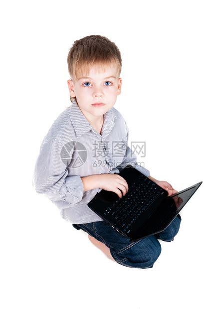 小男孩学习用笔记本电脑孤立高清图片下载-正版图片502896603-摄图网