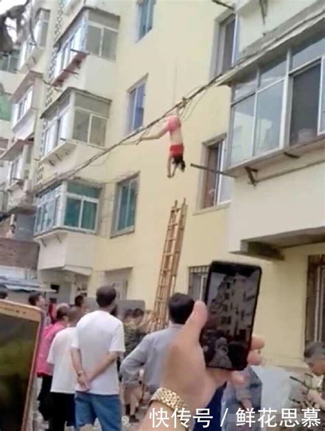 男子抱3岁孩子站在13楼窗外，威胁称要把儿子扔下去_凤凰网视频_凤凰网