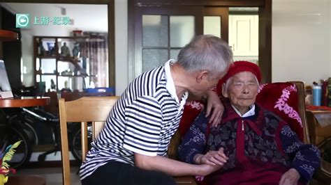 102岁“网瘾”老人：每天上网刷新闻，网购还要货比三家__凤凰网