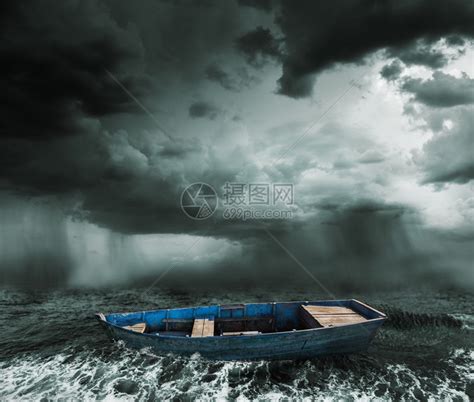 风雨如磐的海洋中的旧船高清图片下载-正版图片502655592-摄图网