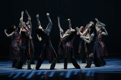 中国文艺网-“雷动天下”现代舞团表演剧照