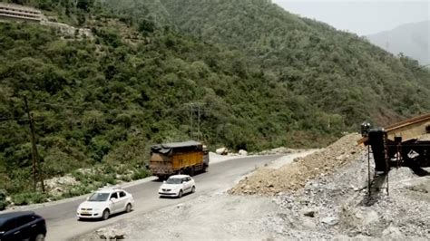 印度北部一大巴车坠入峡谷，至少25人死亡_World湃_澎湃新闻-The Paper