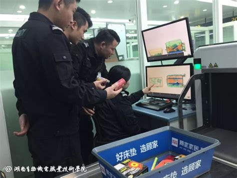 上海地铁安检全面升级 武警站岗逢包必检