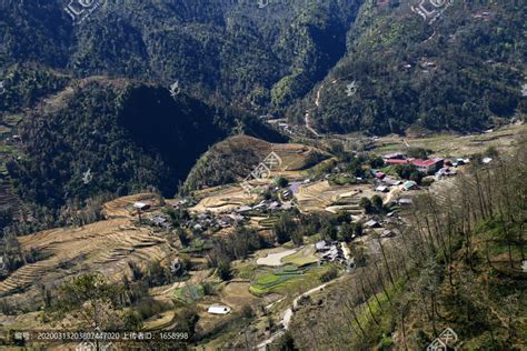 尼泊尔山丘偏远地区的一个小村庄高清图片下载-正版图片505137842-摄图网