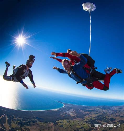 “湖南女飞人”株洲方特上空再创300米低空跳伞纪录