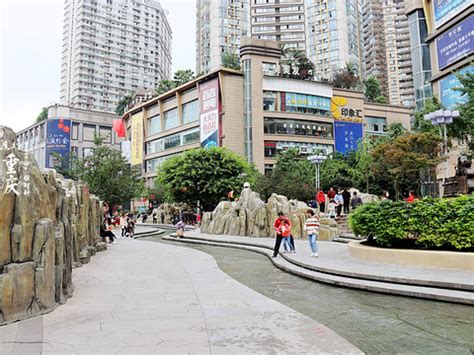 三峡广场蓝天下的三峡艺术碑高清图片下载_红动中国