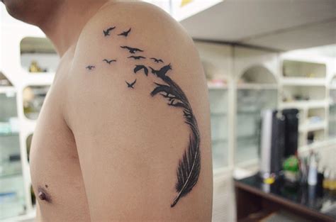 男人大臂一款时尚经典的羽毛纹身图案