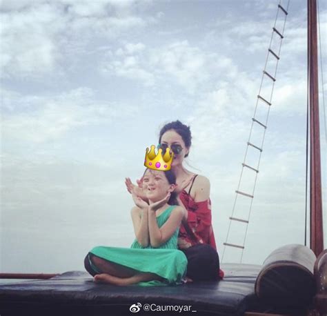 王菲与女儿李嫣旧照曝光 母女二人甲板上开心合拍_新浪图片