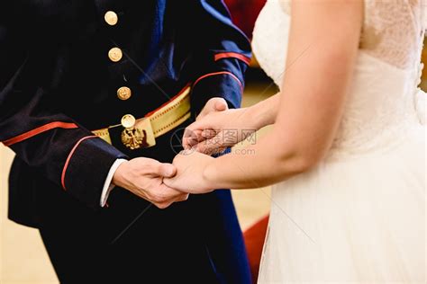 在婚礼期间握着新娘的手高清图片下载-正版图片304884416-摄图网