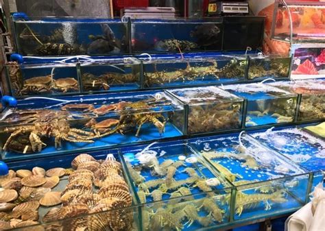 海鲜市场摊贩高清图片下载-正版图片500796186-摄图网