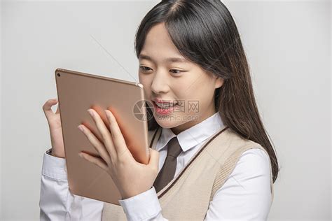 高中女学生使用平板电脑高清图片下载-正版图片502317350-摄图网