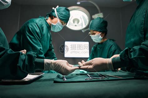 手术室医生做外科手术传递工具特写高清图片下载-正版图片501781500-摄图网