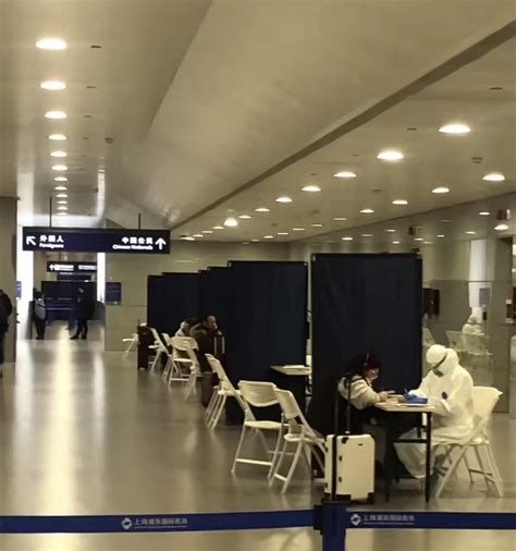 疫情下的回国人员：在国外机场同胞送口罩，有人隔离期找到了工作