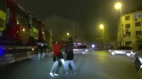 路怒症司机当街打架，男子被一把甩翻，场面极度惨烈_腾讯视频