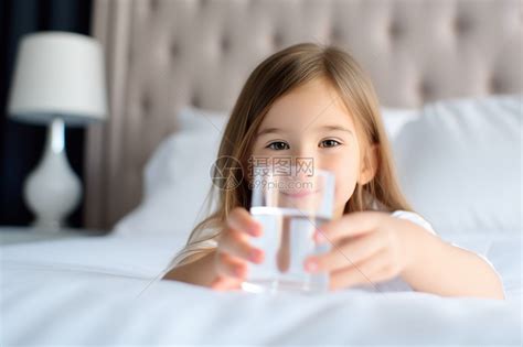 小女孩在床上拿着水杯喝水高清图片下载-正版图片600225514-摄图网