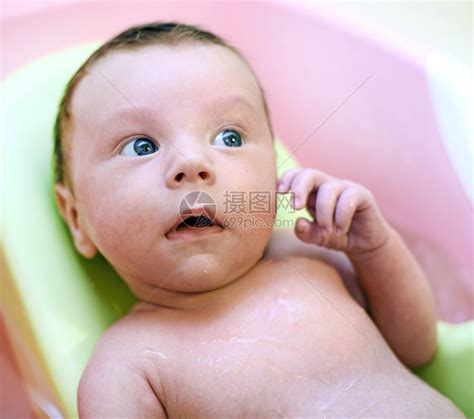 刚出生的婴儿洗澡高清图片下载-正版图片507558692-摄图网