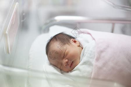 新生婴儿躺在婴儿床上高清图片下载-正版图片504821590-摄图网
