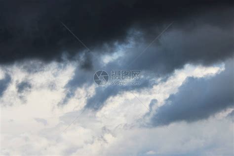 暴雨前春天云层与蓝天对立高清图片下载-正版图片504157316-摄图网